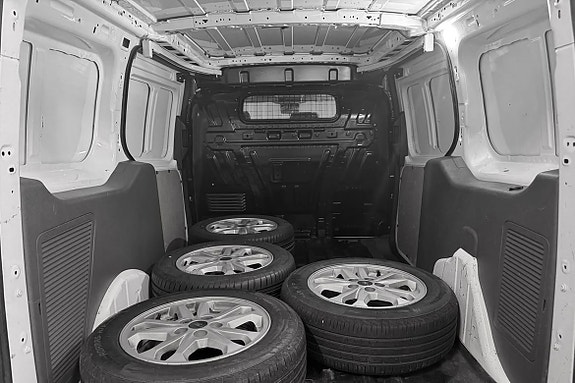 Ford Transit Connect 9 of 28
