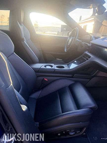 Porsche Taycan 7 of 11