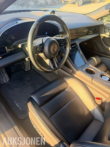 Porsche Taycan 10 of 11