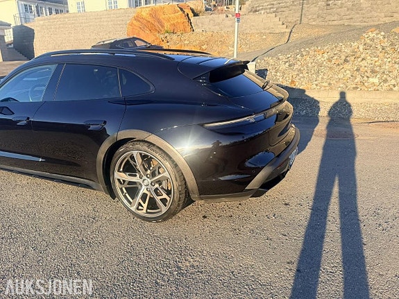 Porsche Taycan 6 of 11