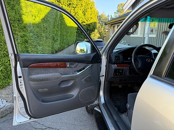 Toyota Land Cruiser 19 of 30