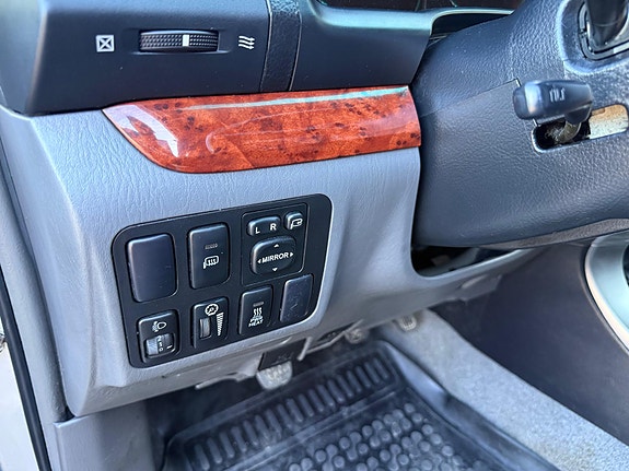 Toyota Land Cruiser 22 of 30