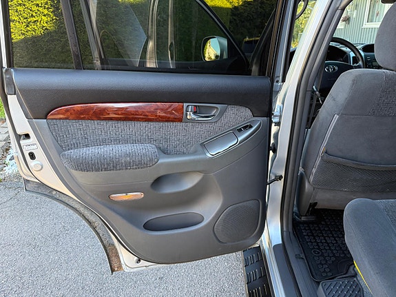 Toyota Land Cruiser 26 of 30