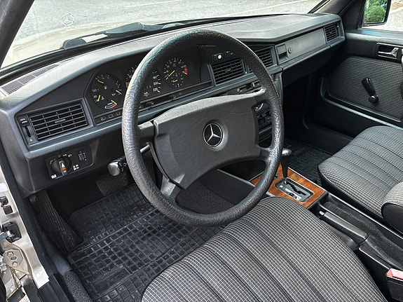 Mercedes-Benz 190 E 8 of 30