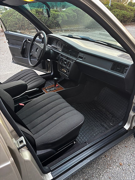 Mercedes-Benz 190 E 9 of 30