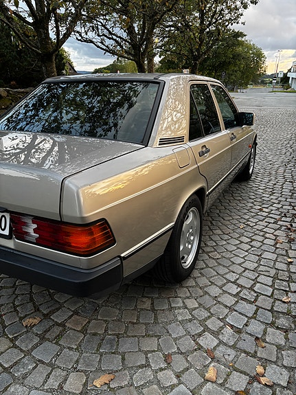 Mercedes-Benz 190 E 6 of 30