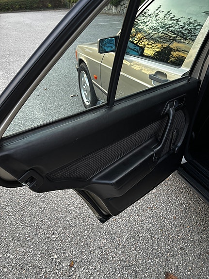 Mercedes-Benz 190 E 14 of 30