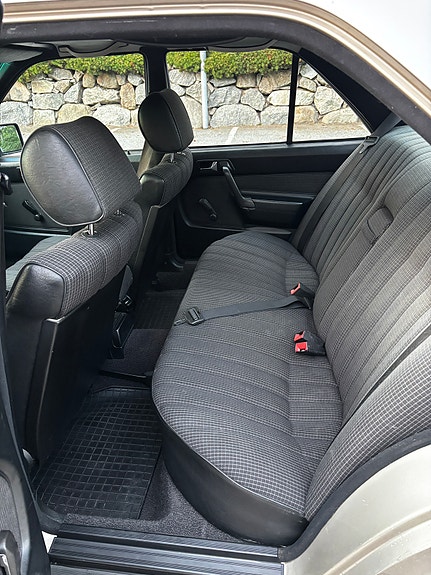 Mercedes-Benz 190 E 12 of 30