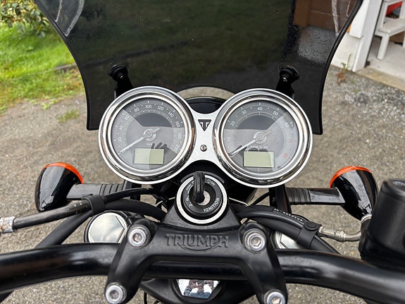 Triumph Bonneville T100 Black 2 of 4