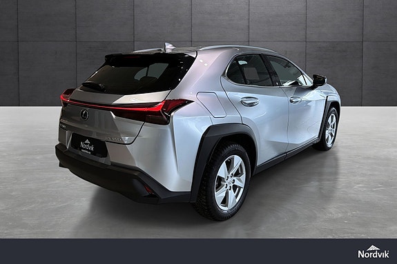 Lexus UX300e 5 of 19