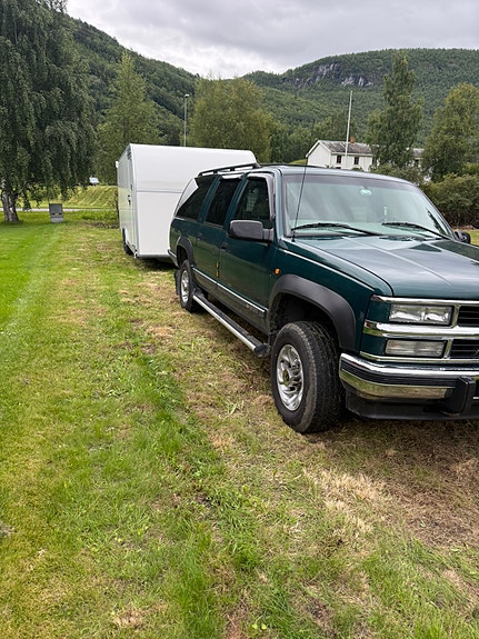 Chevrolet Suburban 2 of 6