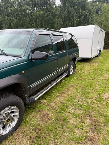 Chevrolet Suburban 3 of 6