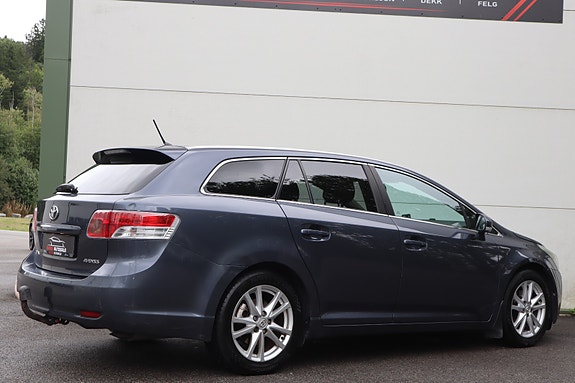 Toyota Avensis 12 of 30