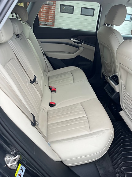 Audi e-tron 9 of 18