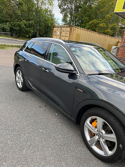Audi e-tron 4 of 18