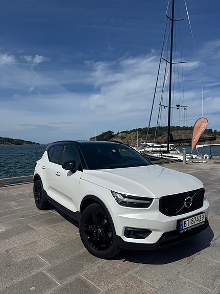 Volvo XC40 2 of 22
