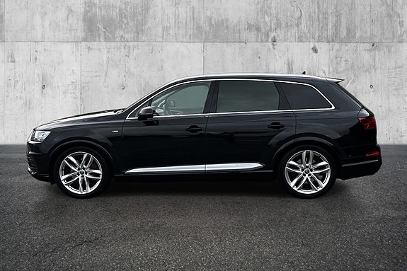 Audi Q7 2 of 24