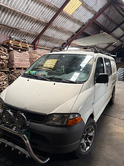 Toyota HiAce 2 of 8