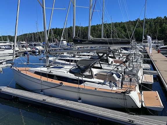 BAVARIA CRUISER 34 STYLE - 3 lugarer, rullemast, gode seil, autopilot, radar ++ 4 of 30