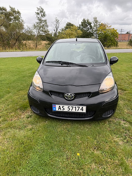 Toyota Aygo 2 of 17