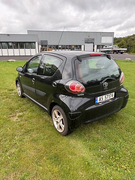 Toyota Aygo 8 of 17