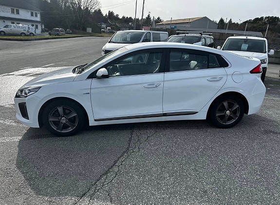 Hyundai IONIQ 2 of 24