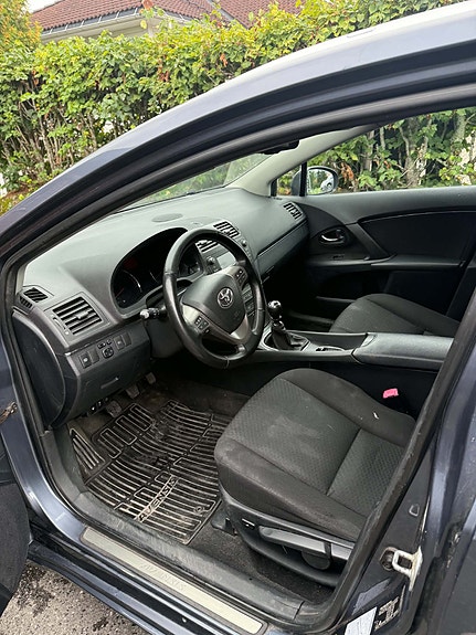 Toyota Avensis 10 of 16