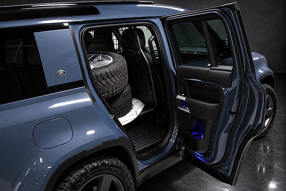Land Rover Defender 5 of 30