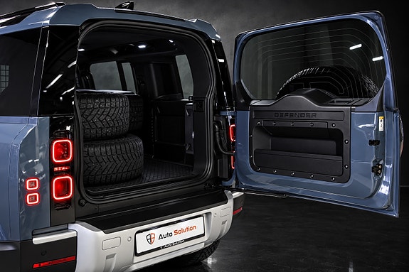 Land Rover Defender 28 of 30