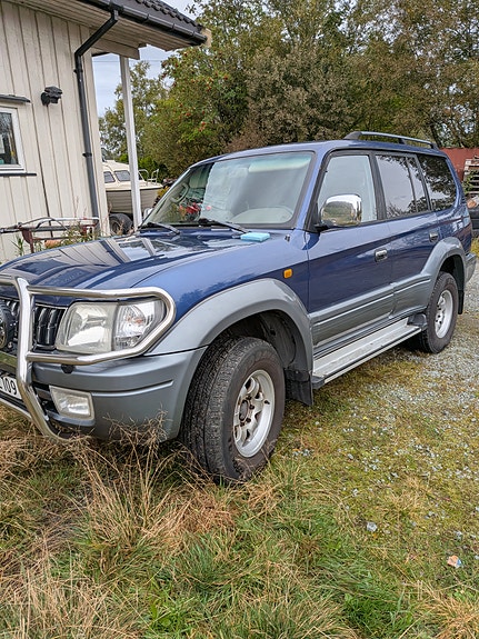 Toyota Land Cruiser 2 of 9