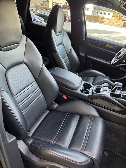Porsche Cayenne 14 of 29