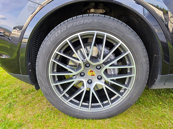 Porsche Cayenne 17 of 29