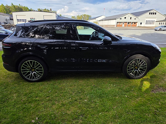 Porsche Cayenne 7 of 29