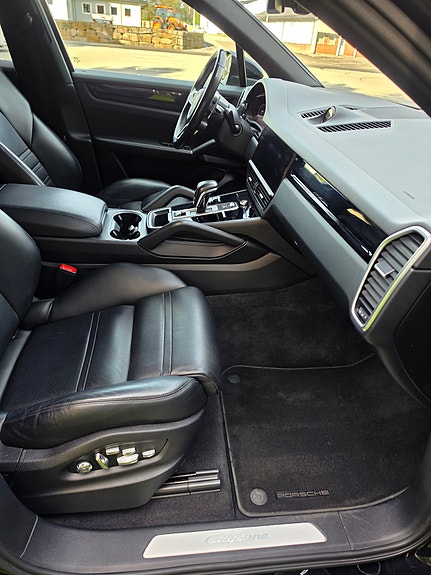 Porsche Cayenne 13 of 29
