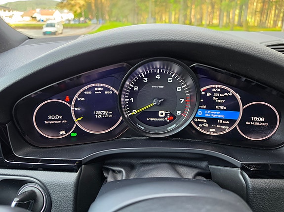 Porsche Cayenne 22 of 29