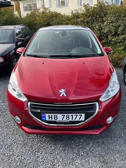 Peugeot 208 2 of 8