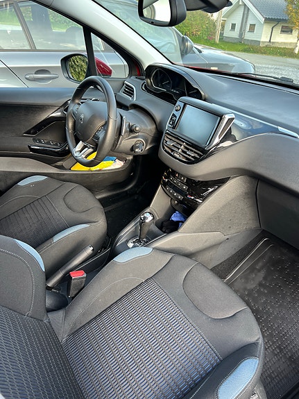 Peugeot 208 4 of 8