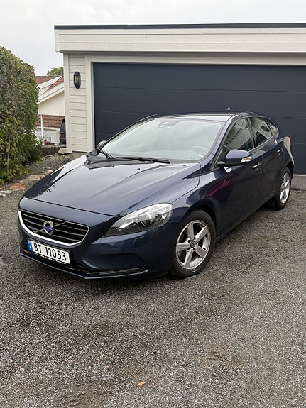 Volvo V40 2 of 10
