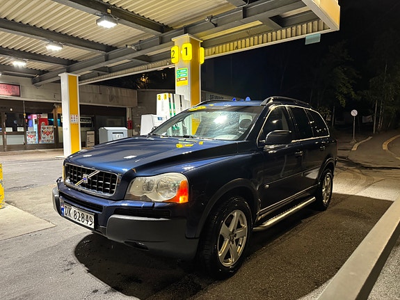 Volvo XC90 2 of 17