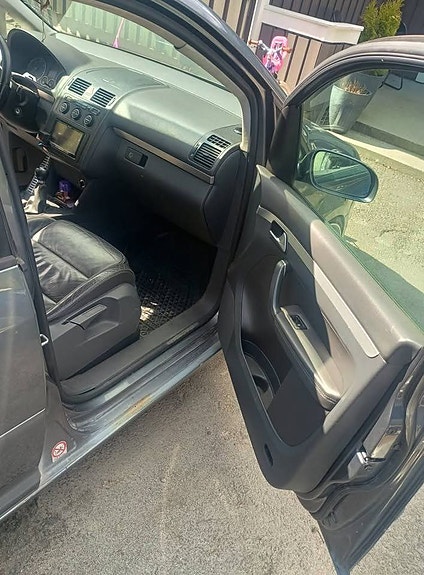 Volkswagen Touran 4 of 10