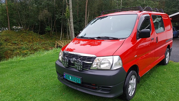 Toyota HiAce 2 of 30