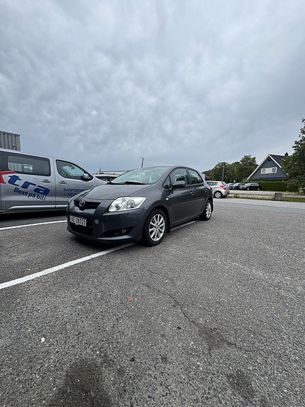 Toyota Auris 2 of 6