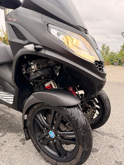 Piaggio MP3 300 HPE 7 of 10