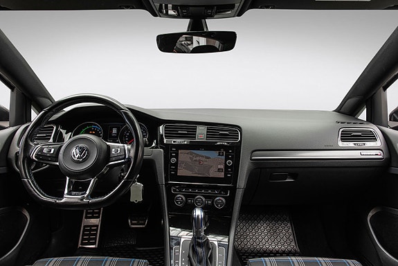 Volkswagen Golf VIII 13 of 24