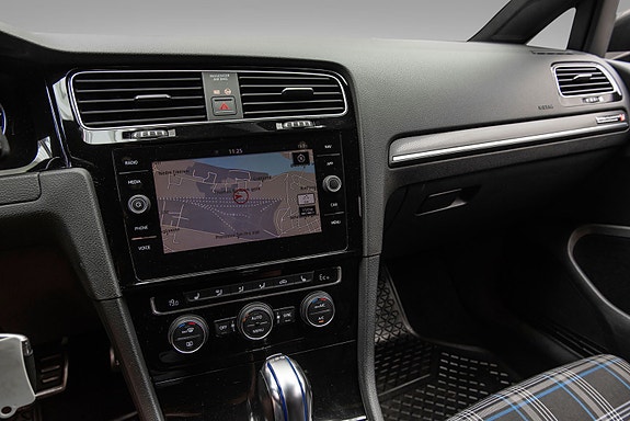 Volkswagen Golf VIII 11 of 24