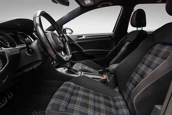 Volkswagen Golf VIII 10 of 24