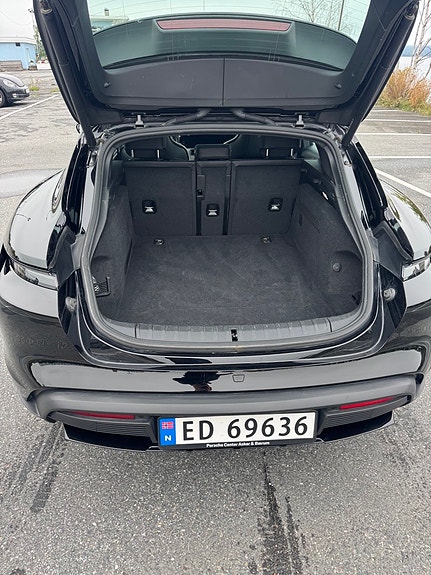 Porsche Taycan 4 14 of 19