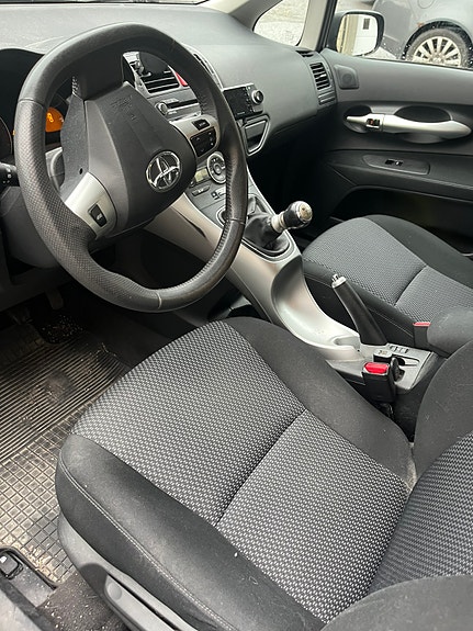 Toyota Auris 2 of 7