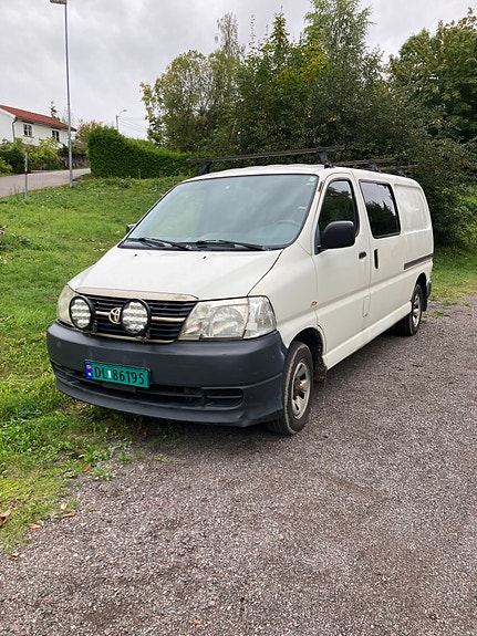 Toyota HiAce 3 of 9