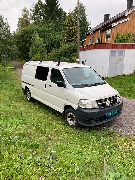 Toyota HiAce 2 of 9